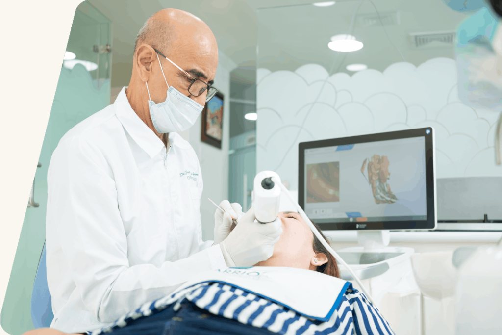 Odontólogo de Barrios Dental Care realizando un escaneo intraoral digital a una paciente